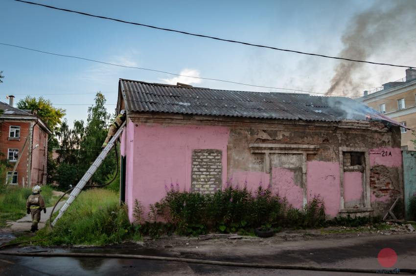 Возгорание ветхого здания произошло на улице Первомайской в Северодвинске